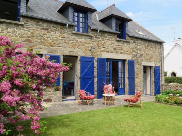 Na fotografii je vidět objekt Holiday Home La maison bleue by Interhome nacházející se ve městě Cancale.