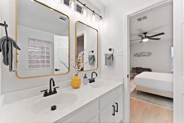 Foto 6: Modern & Homey 3BR Home, Remote Work Friendly, King Beds, Fast WiFi