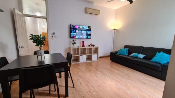 Na zdjęciu widoczny jest obiekt 2 bedroom flat on Main Street położony w mieście Gibraltar.