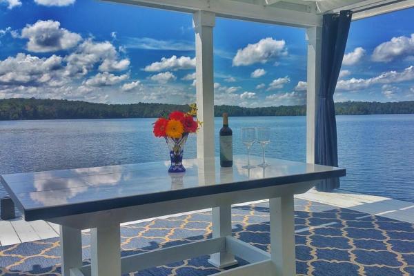 En la foto se muestra el objeto Lakefront: Dock, Hot Tub, Fire Pit & Home Theater ubicado en la ciudad de Winchester.