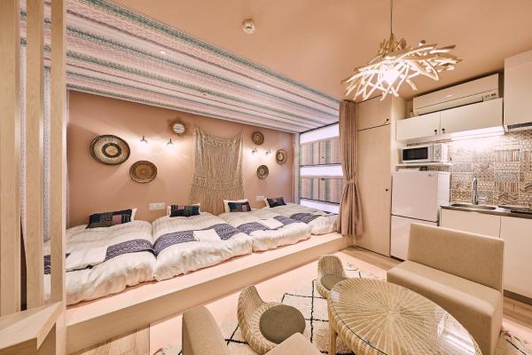 The photo shows the Hotel TORACO konohana located in the city of Osaka.