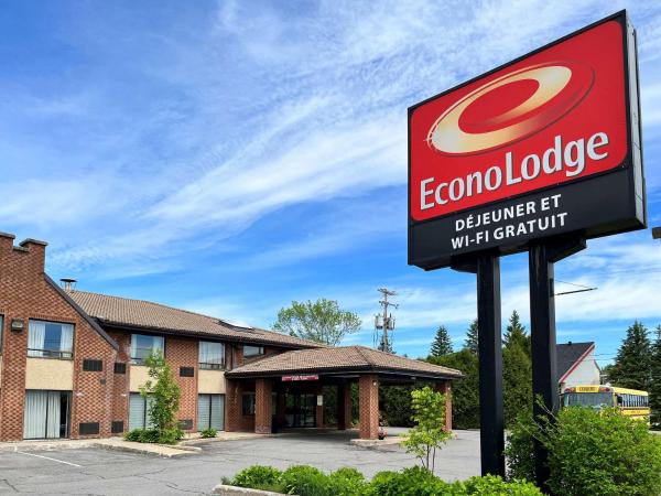 The photo shows the Econo Lodge Airport Quebec located in the city of Saint-Nicolas.