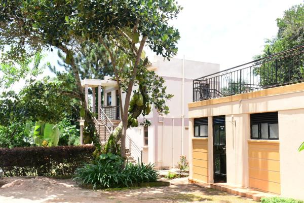 A la foto es mostra l'objecte Golden Cherries Guest House situat a la ciutat de Jinja.