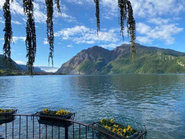 Na zdjęciu widoczny jest obiekt La finestra sul lago położony w mieście Mandello del Lario.