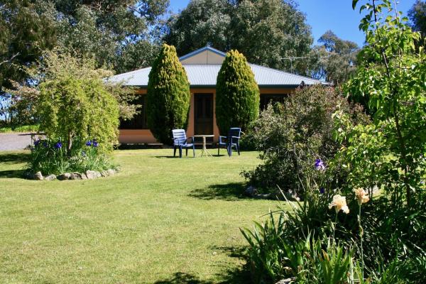 На фото показан объект Serena Cottages Beechworth - Your Country Getaway - 2, расположенный в городе Wooragee.