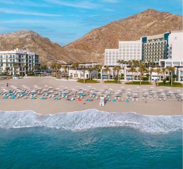 Kuvassa näkyy kohde Address Beach Resort Fujairah Apartment 2 Bed Rooms and Small Bed Room - Ground Floor 3011, joka sijaitsee kaupungissa Al Aqah.