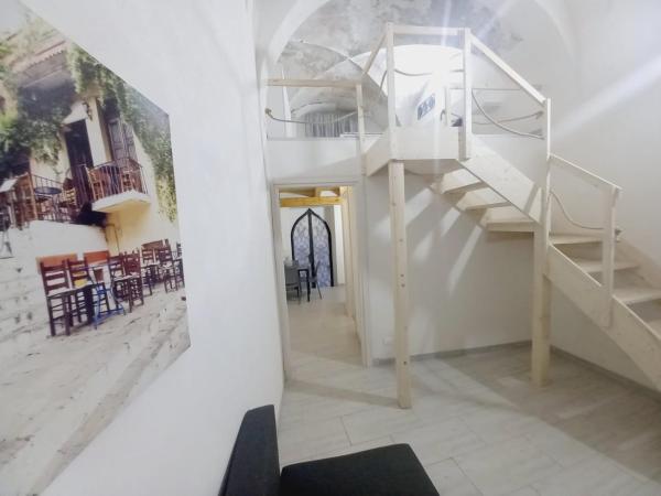 A la foto es mostra l'objecte Maya's Home 2 situat a la ciutat de Catània.