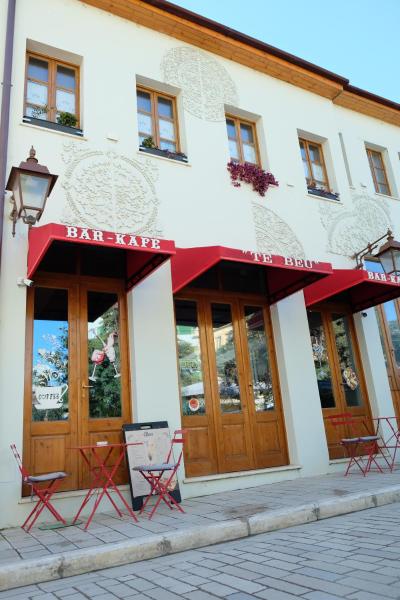 Na zdjęciu widoczny jest obiekt Tebeu coffe and bar położony w mieście Wlora.