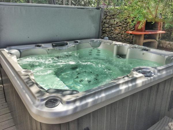 A la foto es mostra l'objecte Apartment Ivana with jacuzzi situat a la ciutat de Vir.