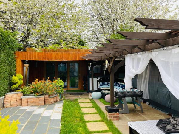 A la foto es mostra l'objecte Tropical Style House Near Newcastle City Centre situat a la ciutat de Low Walker.