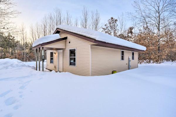 A la foto es mostra l'objecte Wooded Danbury Cabin with Grill and Fire Pit! situat a la ciutat de Webb Lake.