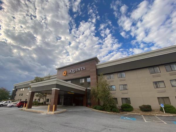 Op de foto is het object La Quinta by Wyndham Harrisburg Airport Hershey te zien, gelegen in de stad Harrisburg.