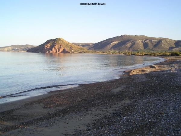 The photo shows the Kouremenos Beach Apartments located in the city of Anevató.