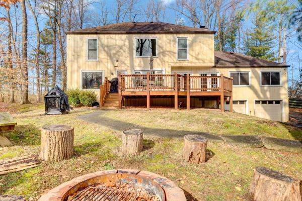 A la foto es mostra l'objecte Louisville Area Home Deck, Fire Pit, Creek! situat a la ciutat de Charlestown.
