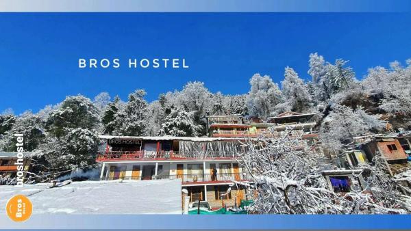 A la foto es mostra l'objecte Bros Hostel & Yaara Cafe situat a la ciutat de Manāli.