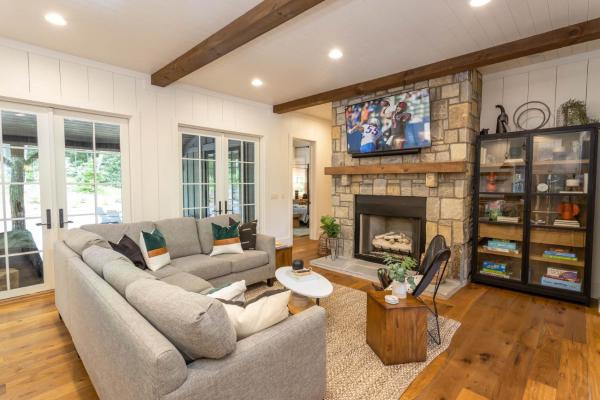 Op de foto is het object Trouvaille te zien, gelegen in de stad Blowing Rock.