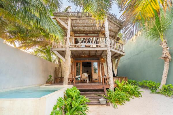 Na zdjęciu widoczny jest obiekt Casa Ganesh Beachfront Tulum Hotel położony w mieście Tulum.