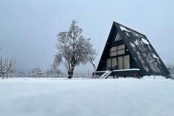 A la foto es mostra l'objecte StayVista at The Loft - A-Frame Structure, English Interiors, Bonfire situat a la ciutat de Srinagar.