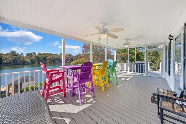 A la foto es mostra l'objecte Family Lake Retreat with Screened Deck! situat a la ciutat de Moneta.