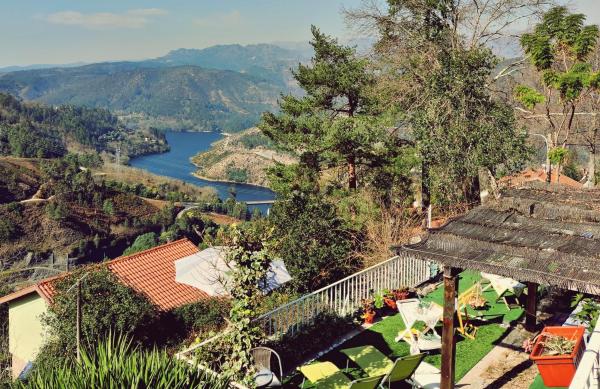 写真にはFerral市にあるMonteiro's Gerês Countryhouseが写っています。
