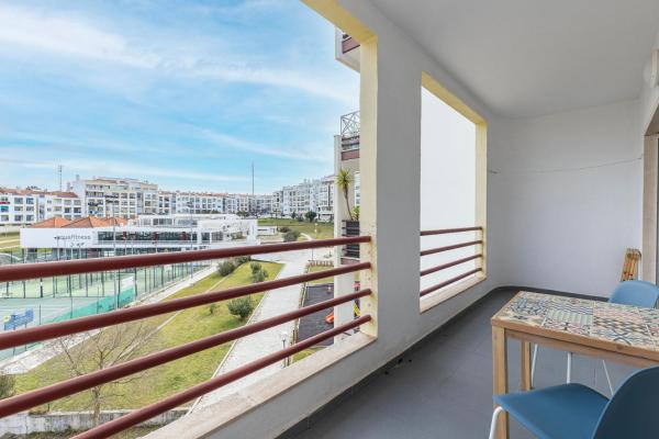 Na fotografii je vidět objekt Sunny 2 BDR Apartment by LovelyStay nacházející se ve městě Charneca.