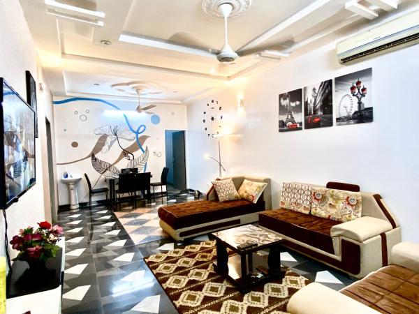 The photo shows the Deluxe résidence located in the city of Tengadogo.