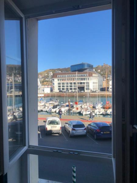 A la foto es mostra l'objecte Captain YOO - Ginkgo Biloba - Cocon moderne sur le port situat a la ciutat de Fécamp.