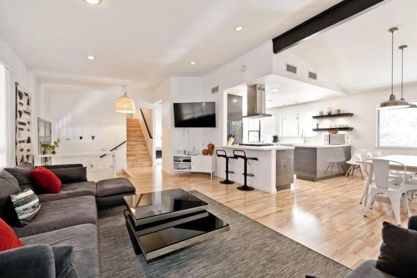 Na foto é possível ver o objeto Bright, Modern 4BR with Beautiful Backyard & Pool! localizado na cidade de Las Vegas.