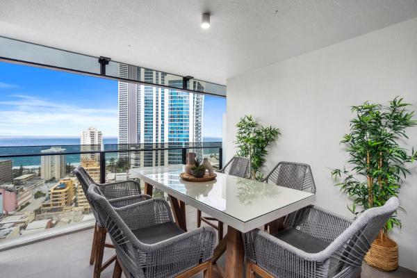 Three-Bedroom Apartment Ocean View — 137 m² - Circle on Cavill Contemporary Luxury and Spacious Three Bedroom Apartment