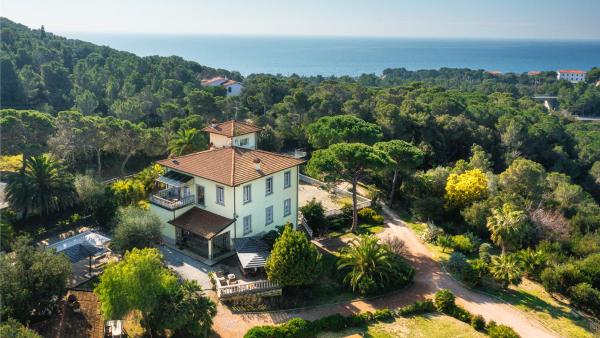 På billedet ses objektet VILLA GAIUS 8&2, Emma Villas beliggende i byen Rosignano Marittimo.
