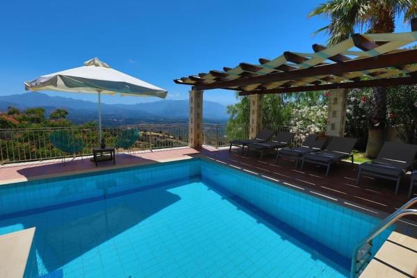 A la foto es mostra l'objecte Villa Maffeo, mit dem Weitblick situat a la ciutat de Kástellos.