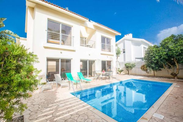 A la foto es mostra l'objecte Villa Delfini 5 situat a la ciutat de Protaras.