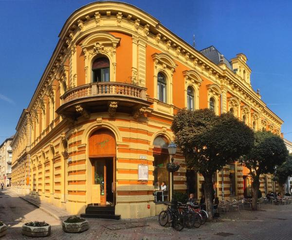 Na fotografii je vidět objekt NAPartman Pécs nacházející se ve městě Pécs.