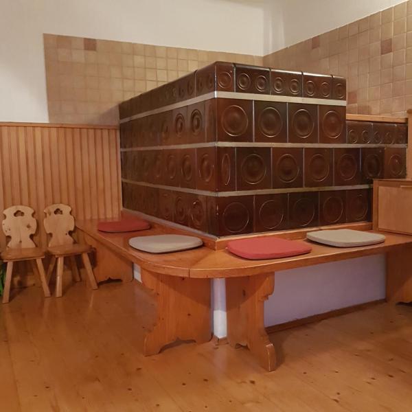 A la foto es mostra l'objecte Miklavževa hiša with a bread oven situat a la ciutat de Selca.