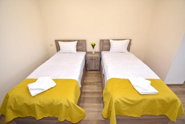 Fotografie 2: Separate beds in a specious apartment, Komitas 27