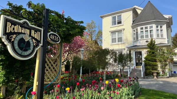 A la foto es mostra l'objecte Bedham Hall B&B situat a la ciutat de Niagara Falls.