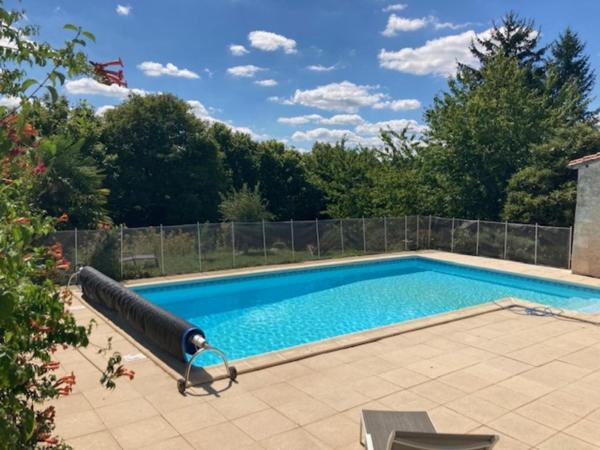 På billedet ses objektet Gîte familial avec piscine, jardin clos, équipements bébé, animaux acceptés, Chadurie - FR-1-653-61 beliggende i byen Fouquebrune.
