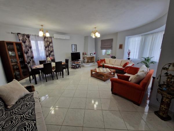 En la foto se muestra el objeto LiriKa's airport house ubicado en la ciudad de Artemida.