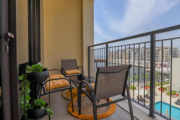 Na fotografii je vidět objekt HiGuests - Stylish Waterfront Apartment With Pool in La Mer nacházející se ve městě Dubaj.