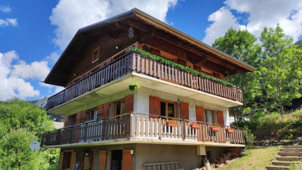 The photo shows the Appartement dans petit chalet located in the city of Châtel.