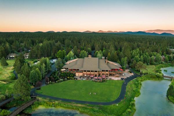 A la foto es mostra l'objecte Sunriver Resort situat a la ciutat de Sunriver.
