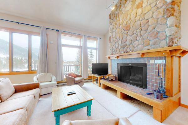 Na zdjęciu widoczny jest obiekt Rocky Mountain Living położony w mieście Dillon.