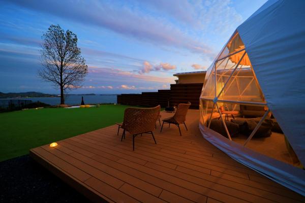 Na zdjęciu widoczny jest obiekt LEMON FARM GLAMPING simanami położony w mieście Onomichi.