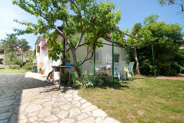 Sunny Grandma's Garden Apartment - Baška
