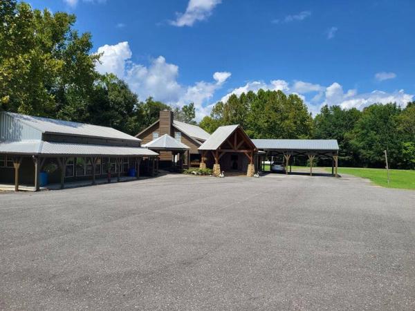 7. Gorgeous Creekfront Lodge - Alabama