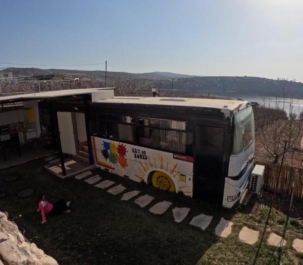 På bilden syns objektet The Bus som ligger i staden Majdal Shams.