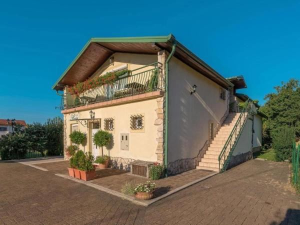Na fotografii je vidět objekt Apartments Villa Roza nacházející se ve městě Dražice.