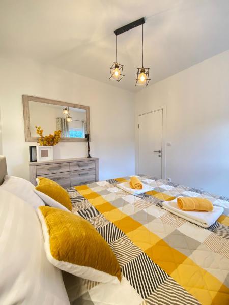 A la foto es mostra l'objecte Gold Apartments situat a la ciutat de Dubravice.