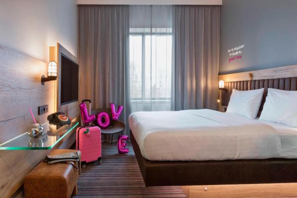Na zdjęciu widoczny jest obiekt Moxy Katowice Airport położony w mieście Tapkowice.