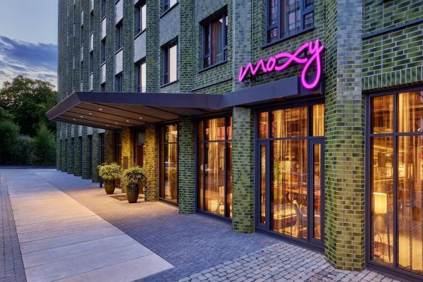 На фото показан объект Moxy Cologne Muelheim, расположенный в городе Кёльн.